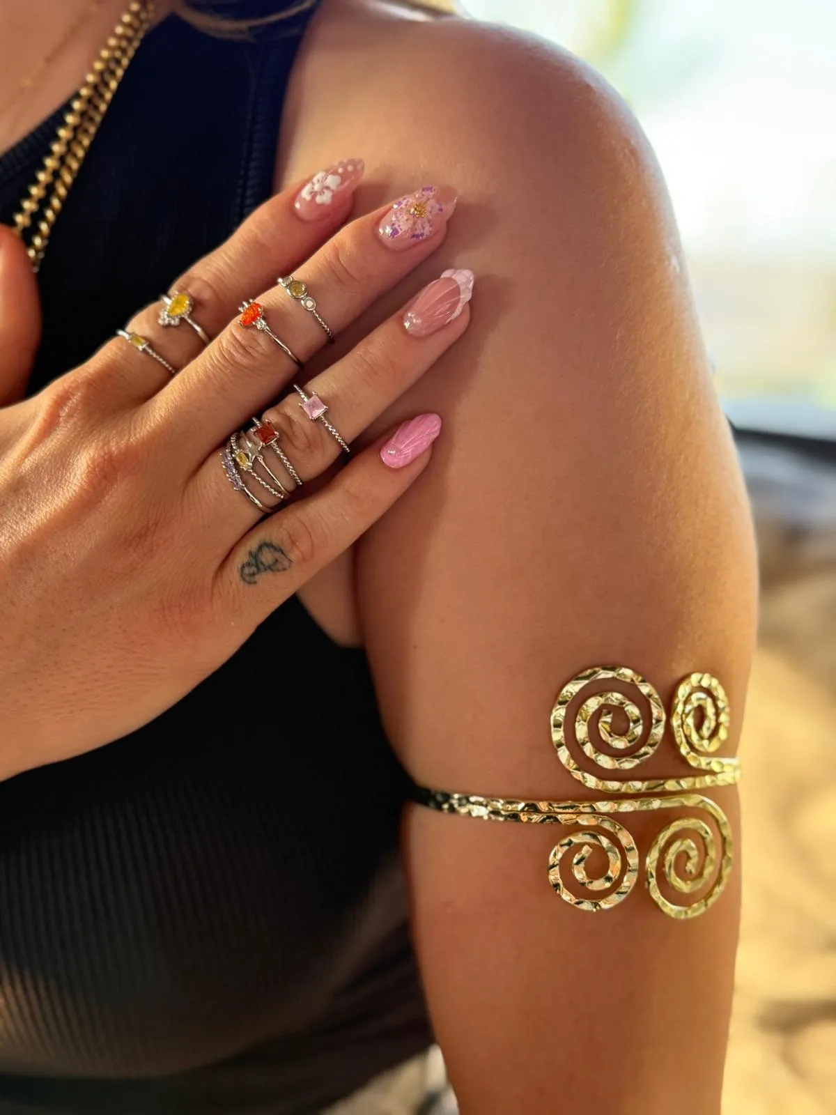 SARMAŞIK DESENLİ GOLD PAZU BİLEKLİK MODELİ